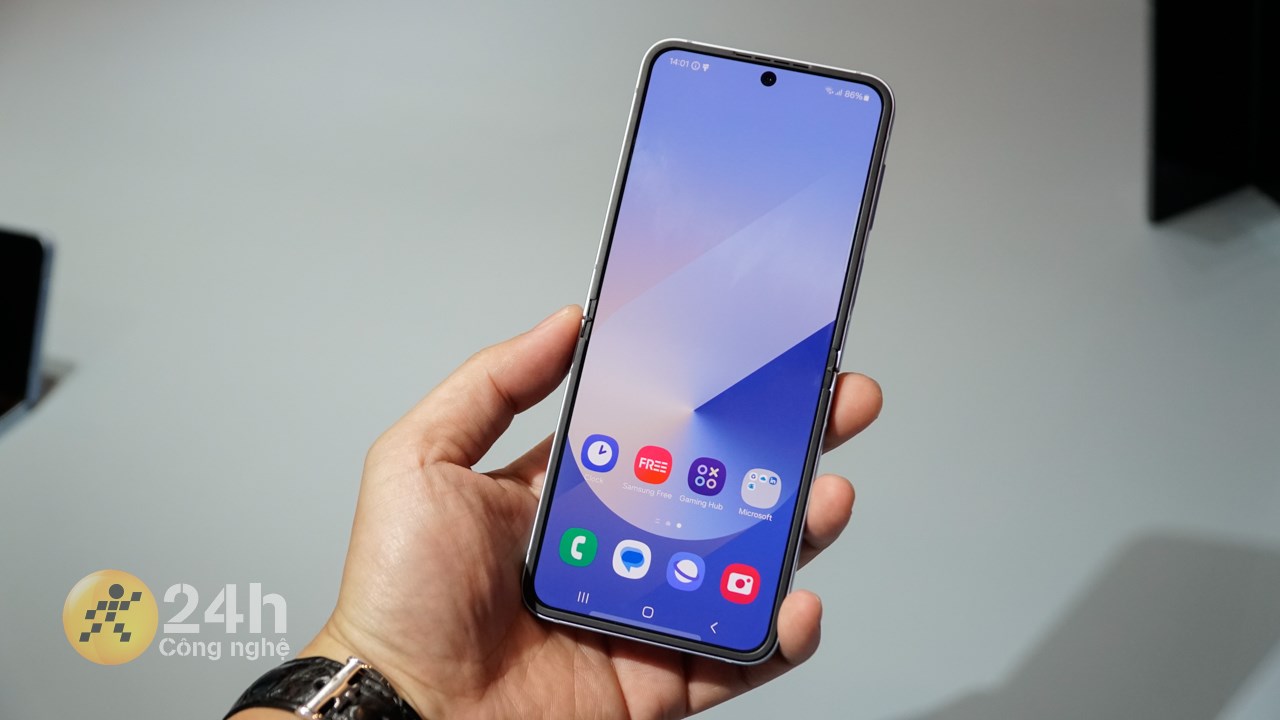 Màn hình bên trong của Galaxy Z Flip6 vẫn giữ nguyên kích thước và độ phân giải Màn hình bên trong của Galaxy Z Flip6 vẫn giữ nguyên kích thước và độ phân giải