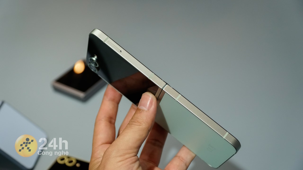 Galaxy Z Flip6 cũng được trang bị vi xử lý Snapdragon 8 Gen 3 For Galaxy đầy mạnh mẽ Galaxy Z Flip6 cũng được trang bị vi xử lý Snapdragon 8 Gen 3 For Galaxy đầy mạnh mẽ