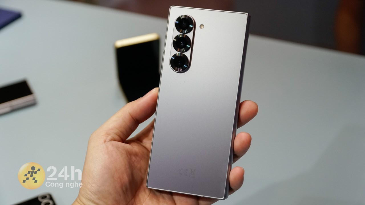 Cụm camera sau được thiết kế lại với góc nhìn đẹp mắt và sang trọng hơn Cụm camera sau được thiết kế lại với góc nhìn đẹp mắt và sang trọng hơn