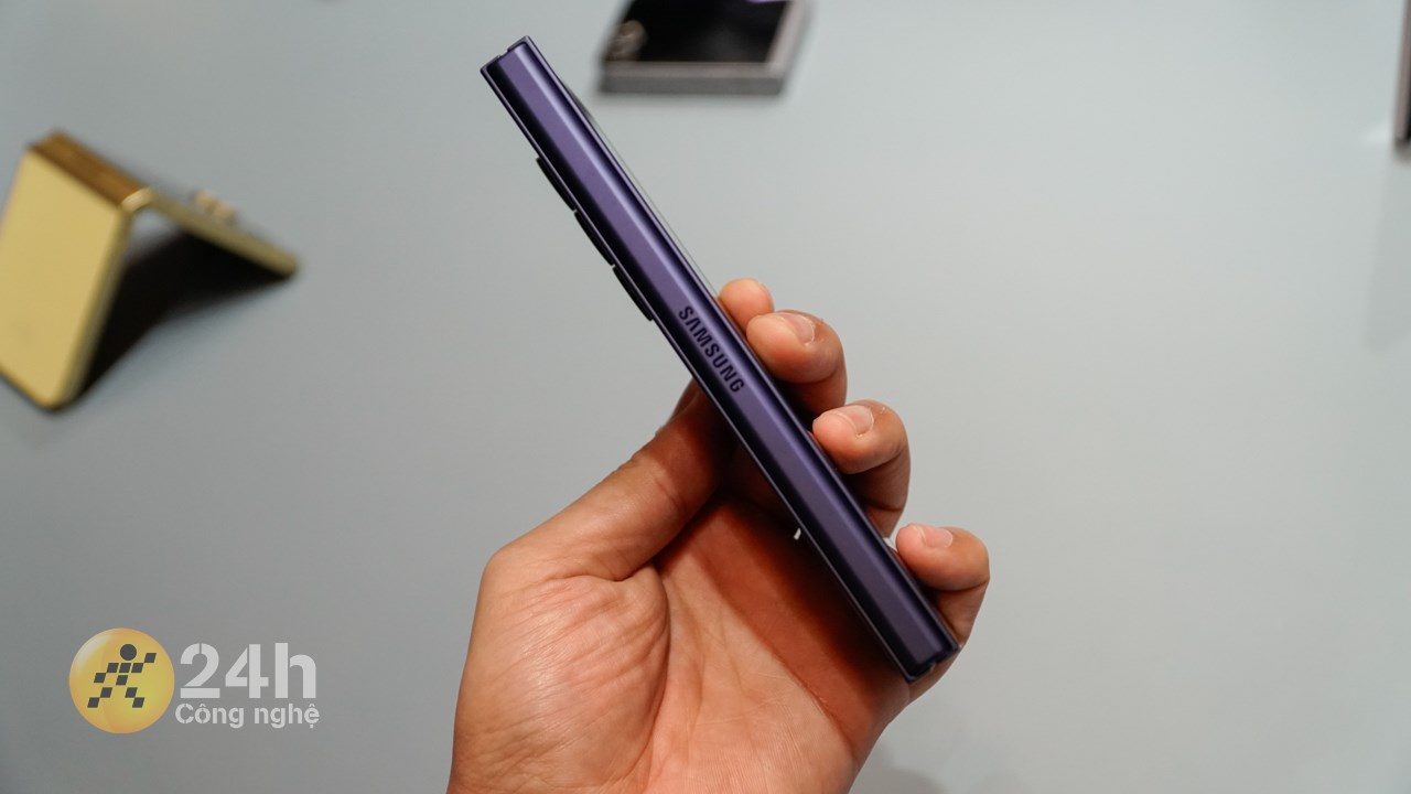 Galaxy Z Fold 6 có thiết kế trau chuốt, tỉ mỉ trong từng đường nét Galaxy Z Fold 6 có thiết kế trau chuốt, tỉ mỉ trong từng đường nét