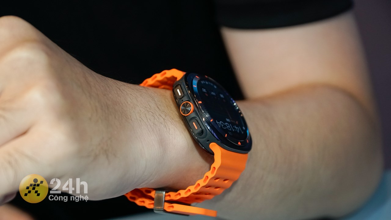 Nút Quick Button được làm nổi bật trên Galaxy Watch Ultra