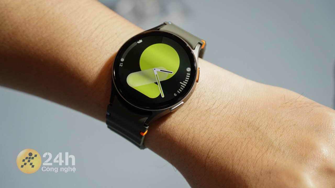 Galaxy Watch7 cũng được trang bị màn hình với độ sáng lên đến 3.000 nits
