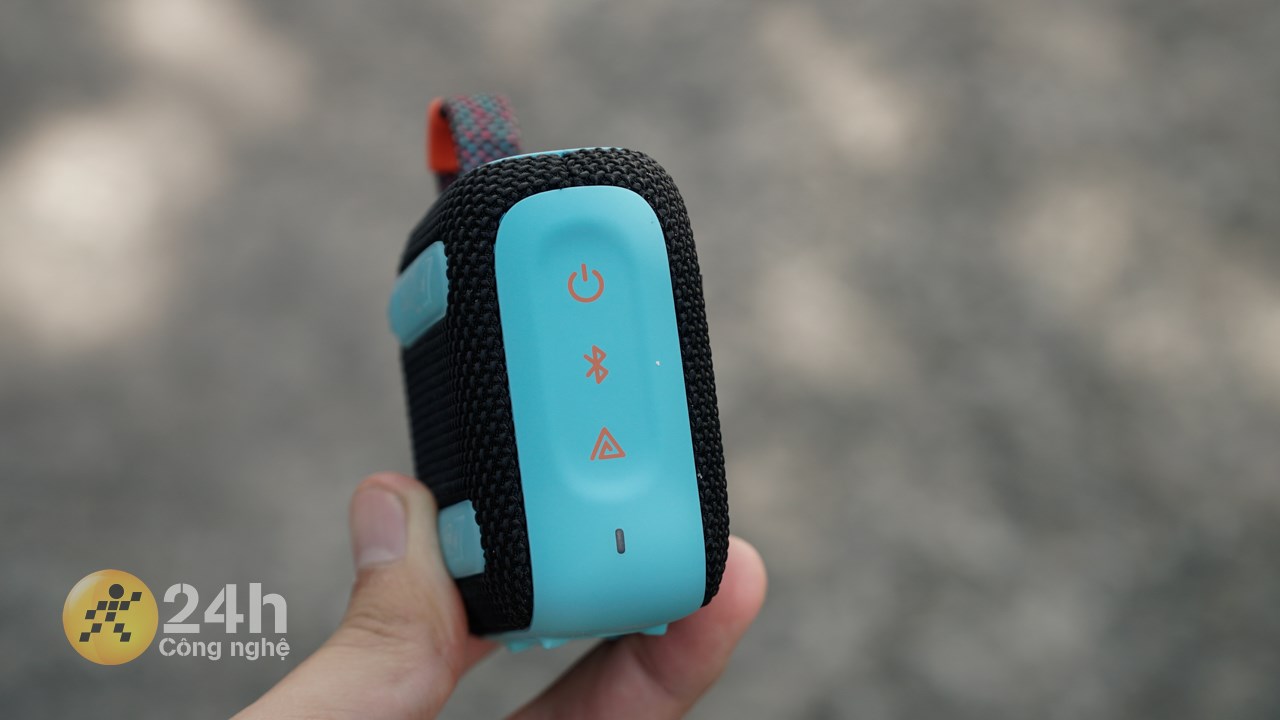 Cạnh trái của JBL Go 4. Cạnh trái của JBL Go 4.