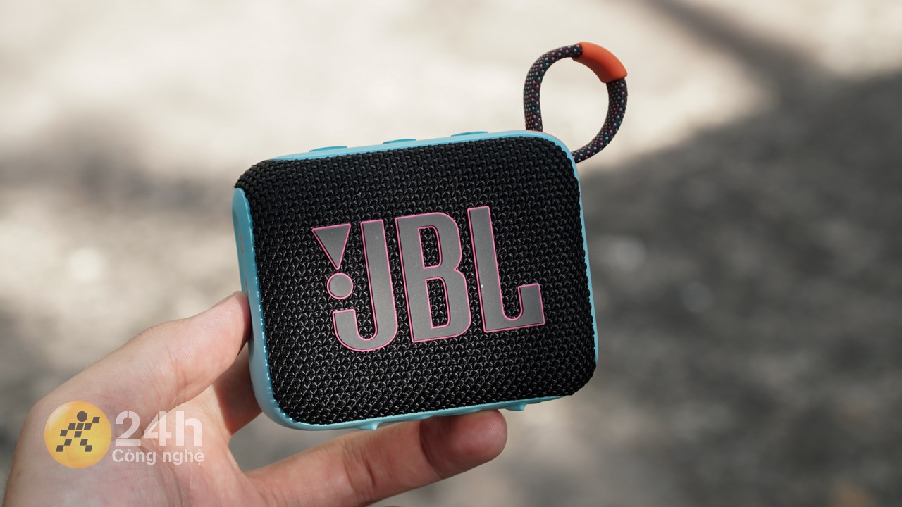 JBL Go 4 vẫn sở hữu phong cách thiết kế nhỏ gọn tương tự thế hệ trước. JBL Go 4 vẫn sở hữu phong cách thiết kế nhỏ gọn tương tự thế hệ trước.