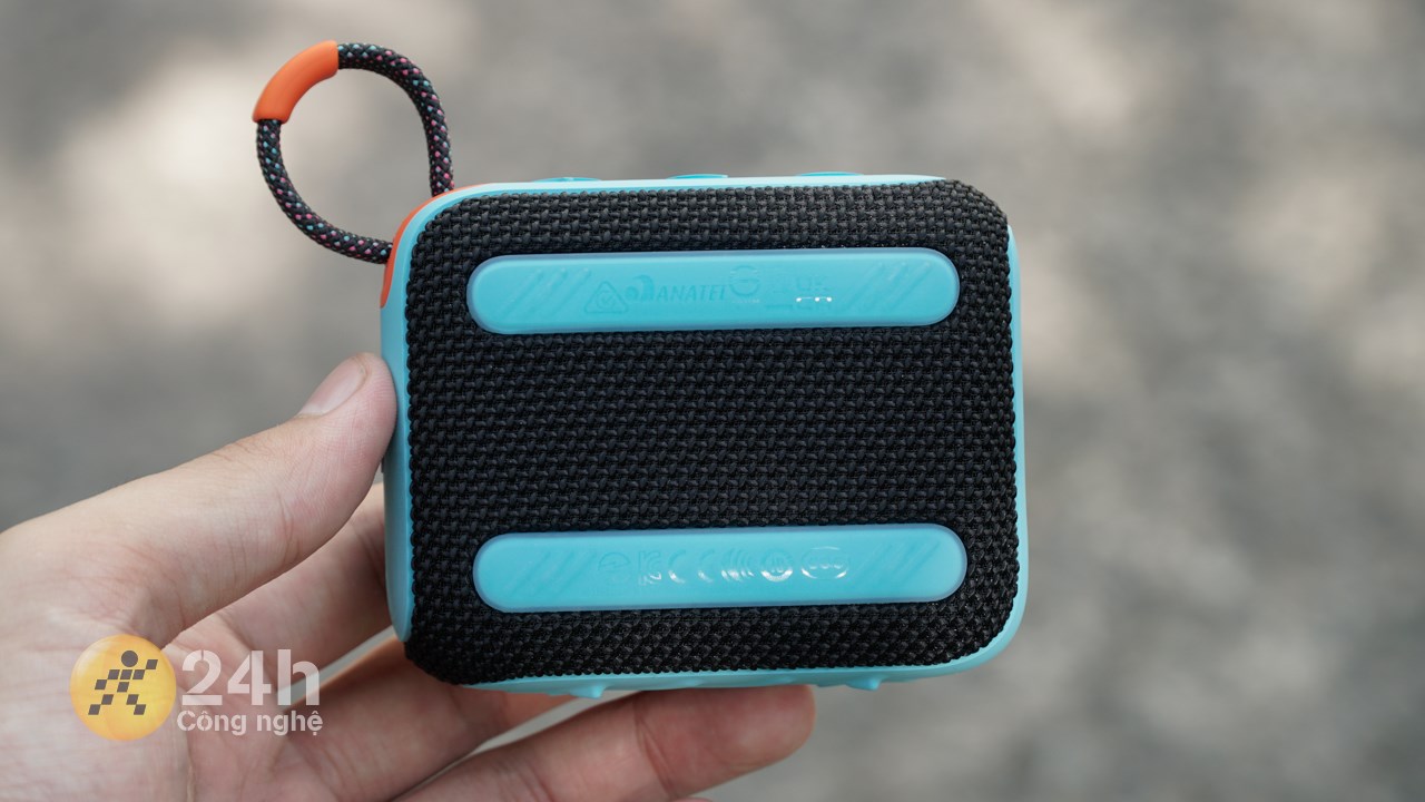 Thiết bị còn được phối màu rất trẻ trung và năng động. Thiết bị còn được phối màu rất trẻ trung và năng động.