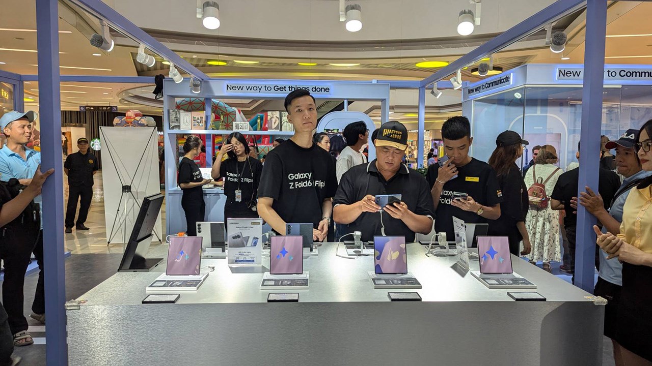 Sự nhiệt tình của nhân viên Thế Giới Di Động và Samsung sẽ giúp quý khách giải đáp những thắc mắc Sự nhiệt tình của nhân viên Thế Giới Di Động và Samsung sẽ giúp quý khách giải đáp những thắc mắc