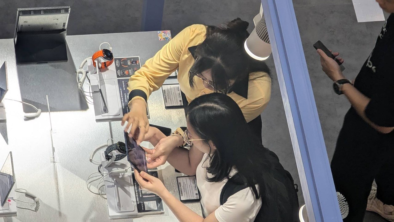 Sự nhiệt tình của nhân viên Thế Giới Di Động và Samsung sẽ giúp quý khách giải đáp những thắc mắc Sự nhiệt tình của nhân viên Thế Giới Di Động và Samsung sẽ giúp quý khách giải đáp những thắc mắc