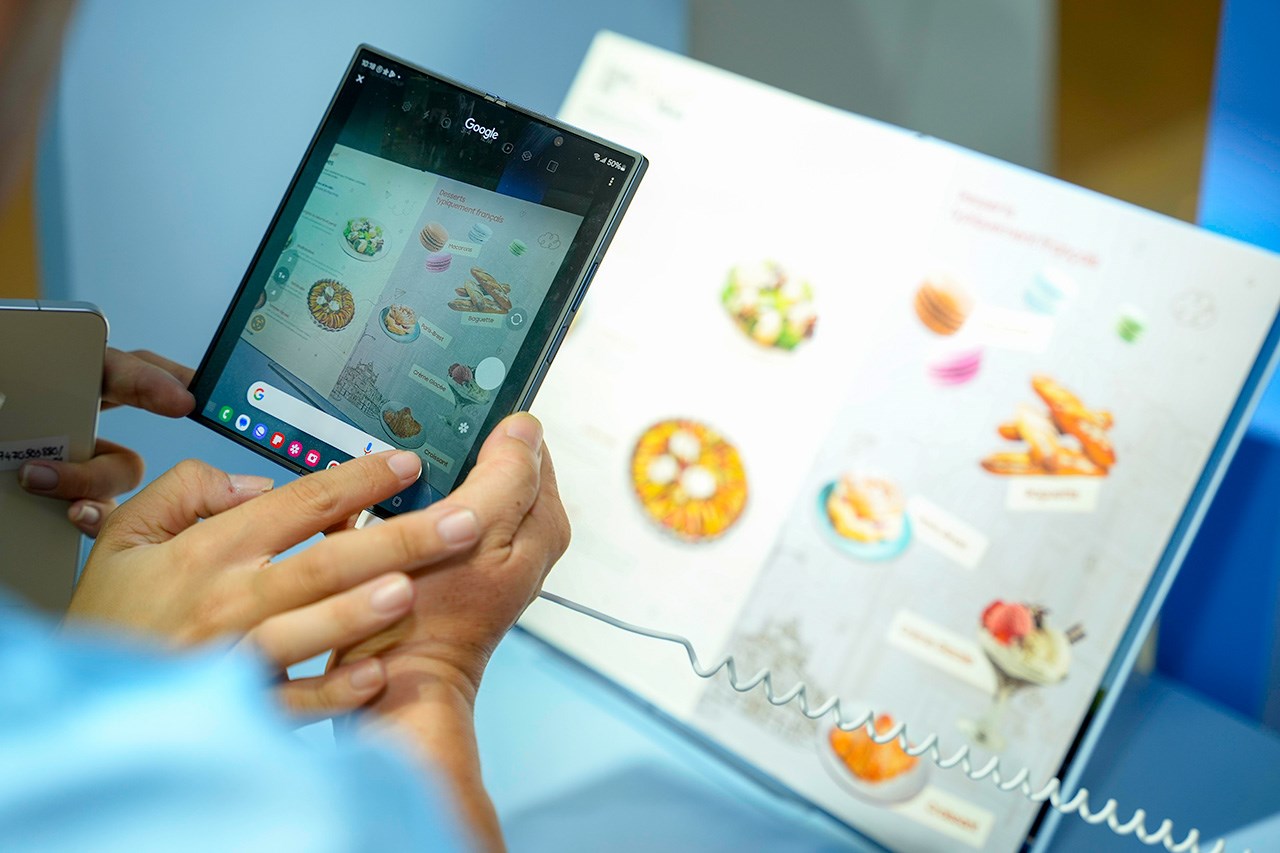 Ngoài ra, khách hàng còn được trải nghiệm nhiều tính năng mới trên Galaxy Z Fold 6 và Galaxy Z Flip 6 Ngoài ra, khách hàng còn được trải nghiệm nhiều tính năng mới trên Galaxy Z Fold 6 và Galaxy Z Flip 6