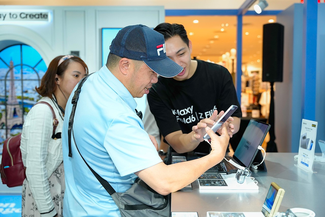 Khách hàng đến trải nghiệm những siêu phẩm màn hình gập mới nhất của năm 2024 Khách hàng đến trải nghiệm những siêu phẩm màn hình gập mới nhất của năm 2024