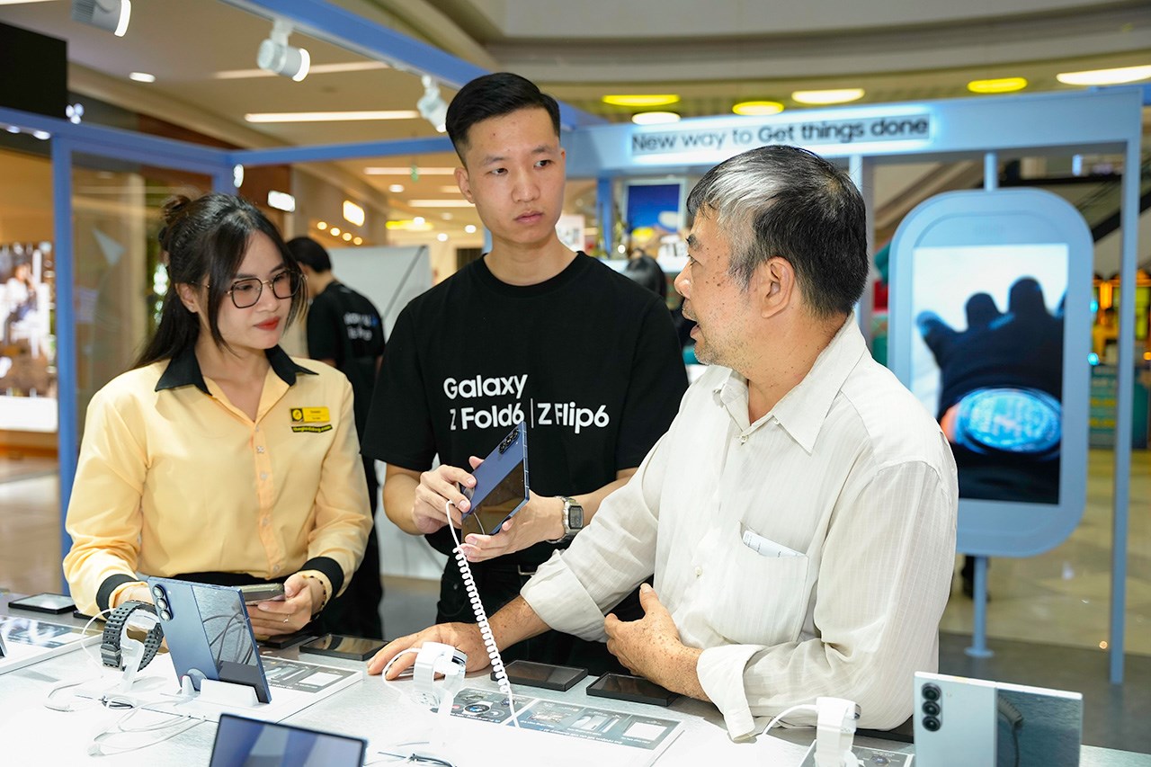 Khách hàng đến trải nghiệm những siêu phẩm màn hình gập mới nhất của năm 2024 Khách hàng đến trải nghiệm những siêu phẩm màn hình gập mới nhất của năm 2024