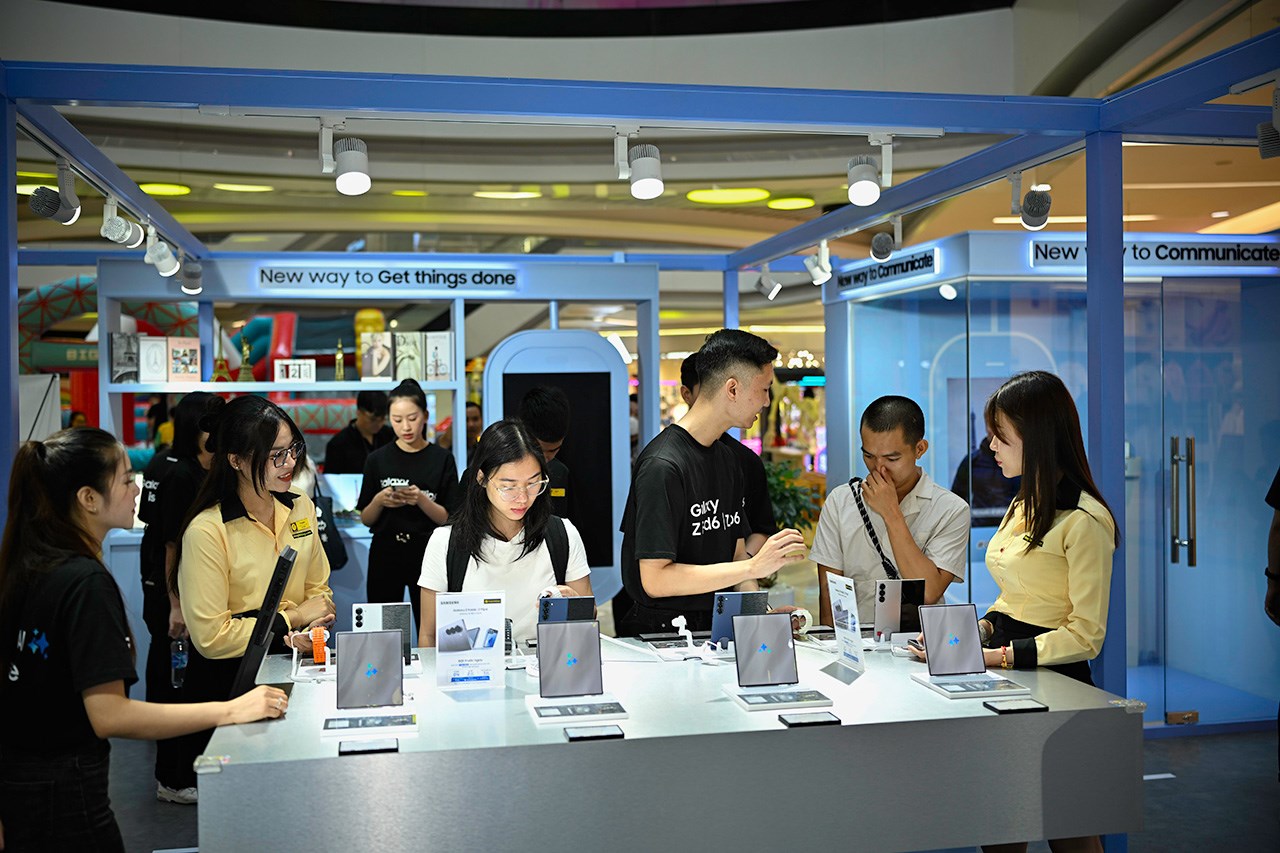 Rất đông khách hàng đến trải nghiệm Galaxy Z Fold 6 và Galaxy Z Flip 6 Rất đông khách hàng đến trải nghiệm Galaxy Z Fold 6 và Galaxy Z Flip 6