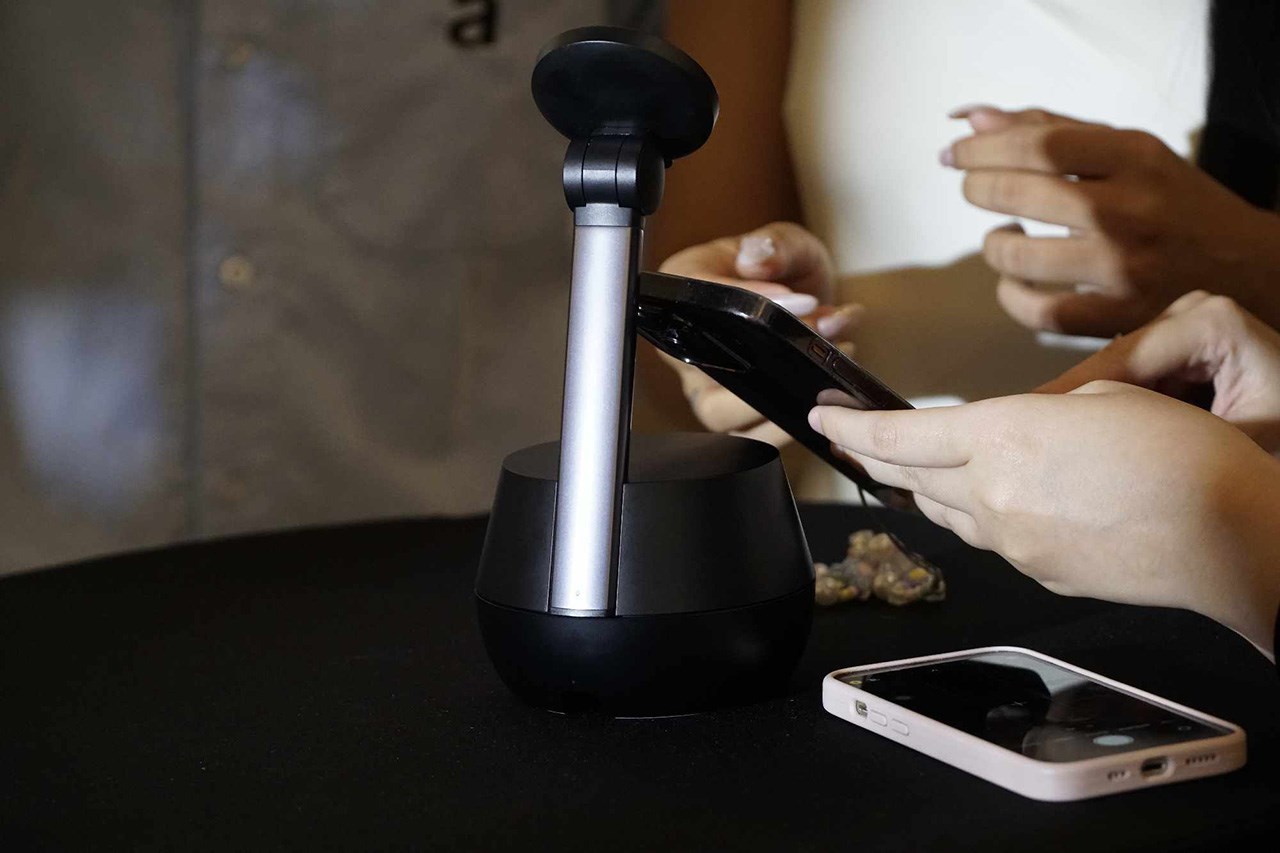 Belkin Stand Pro DockKit được chứng nhận bởi Apple Belkin Stand Pro DockKit được chứng nhận bởi Apple