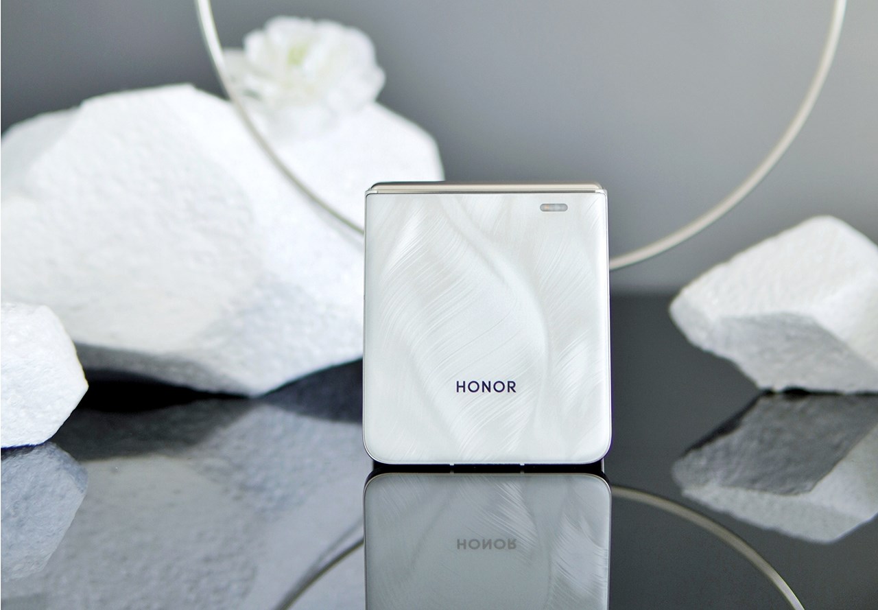HONOR Magic V Flip sở hữu phong cách thiết kế gập quen thuộc. Nguồn: Weibo.