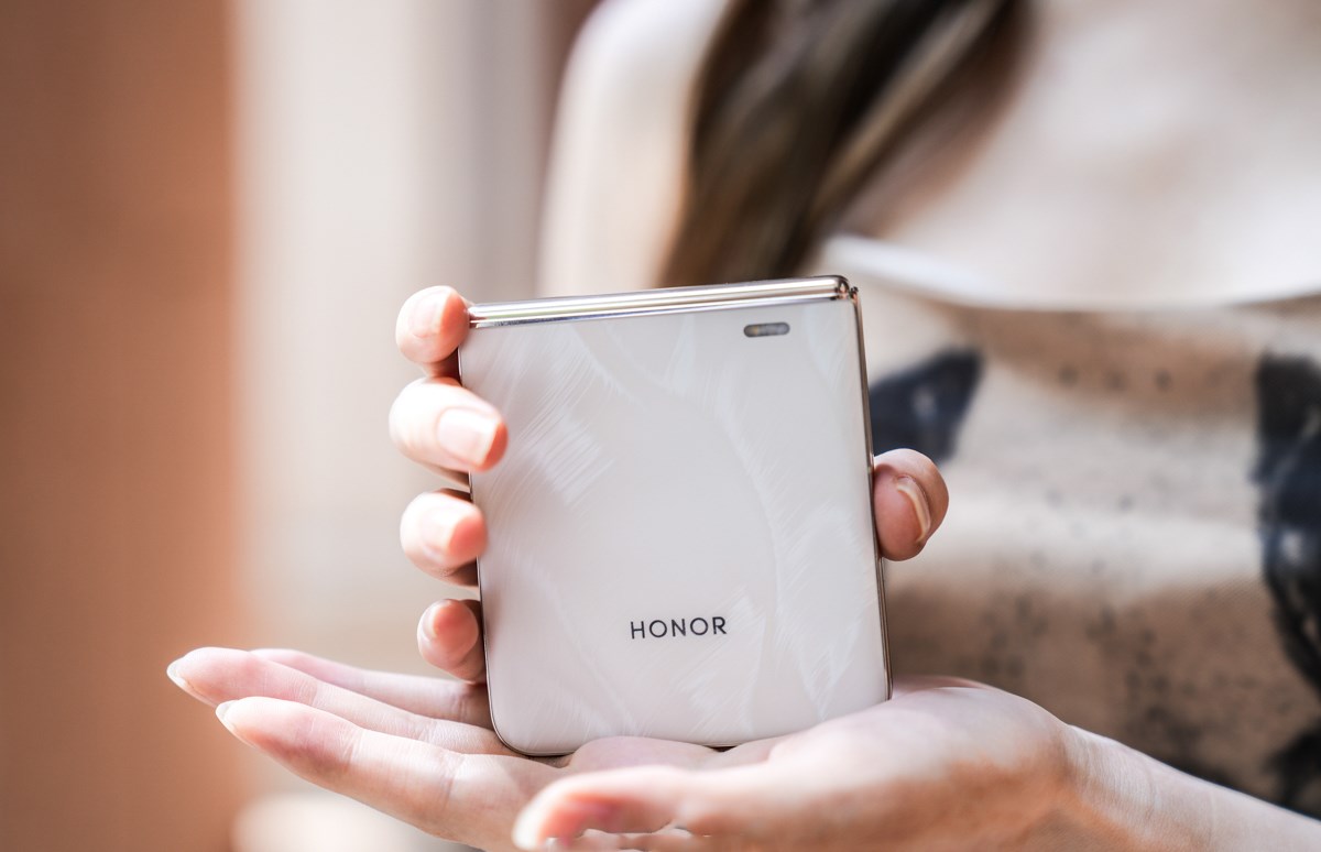 Thiết kế HONOR Magic V Flip mang lại cảm giác cầm nắm thoải mái và gọn gàng. Nguồn: Weibo.