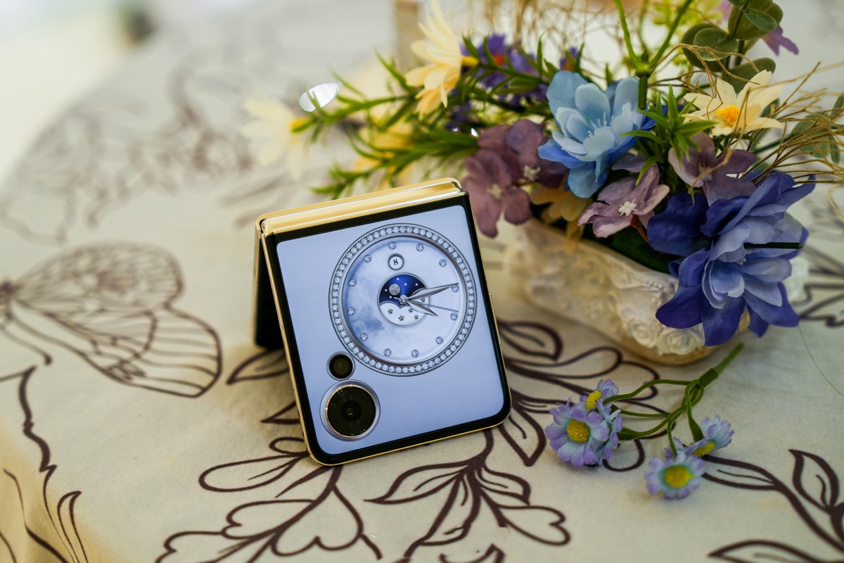 HONOR Magic V Flip được trang bị bản lề chắc chắn nhưng vẫn chưa linh hoạt lắm. Nguồn: Weibo.