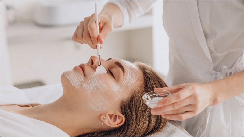 Peel da (lột da bằng hóa chất) giúp cải thiện các vấn đề trên da như mụn, sẹo,...