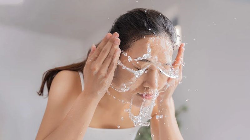 Bạn nên rửa mặt với nước mát thay vì nước nóng sau khi peel da
