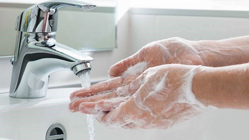 Rửa tay bằng xà phòng trước và sau khi chạm vào thực phẩm