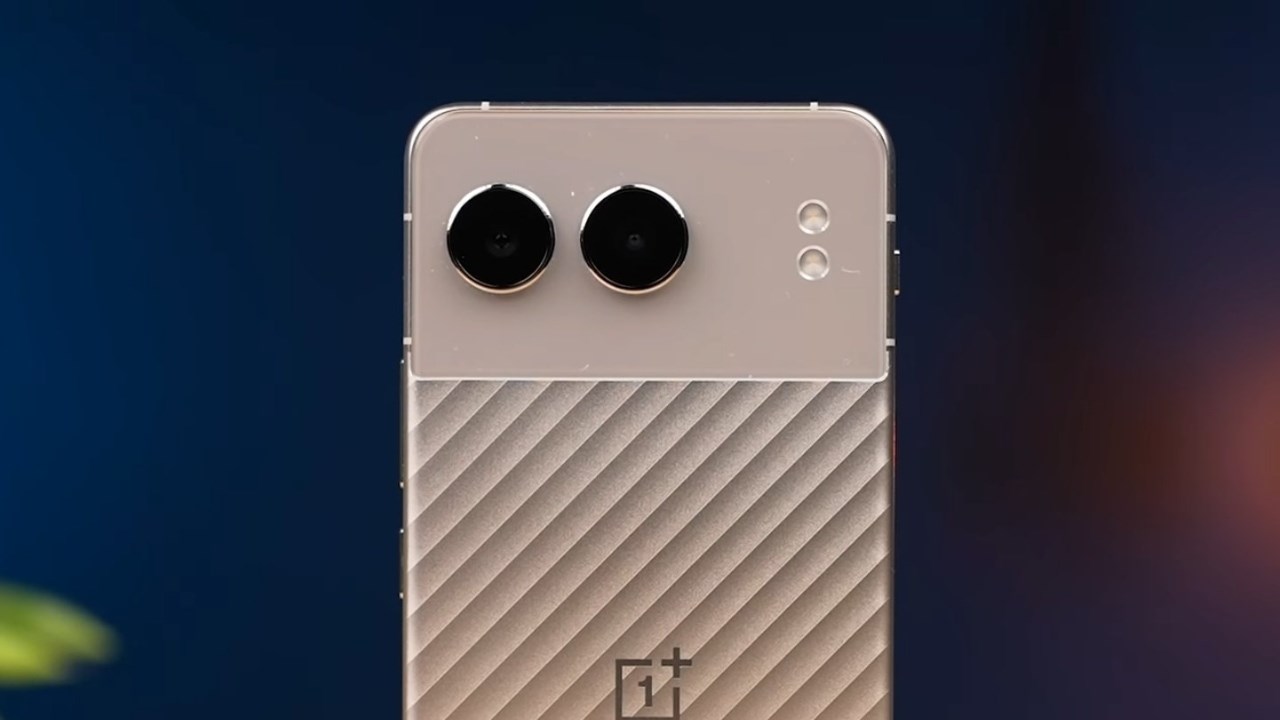 Thiết kế tương đồng của OnePlus Nord 4 và Pixel 2 XL (Ảnh: OnePlus Club, 9to5Google)