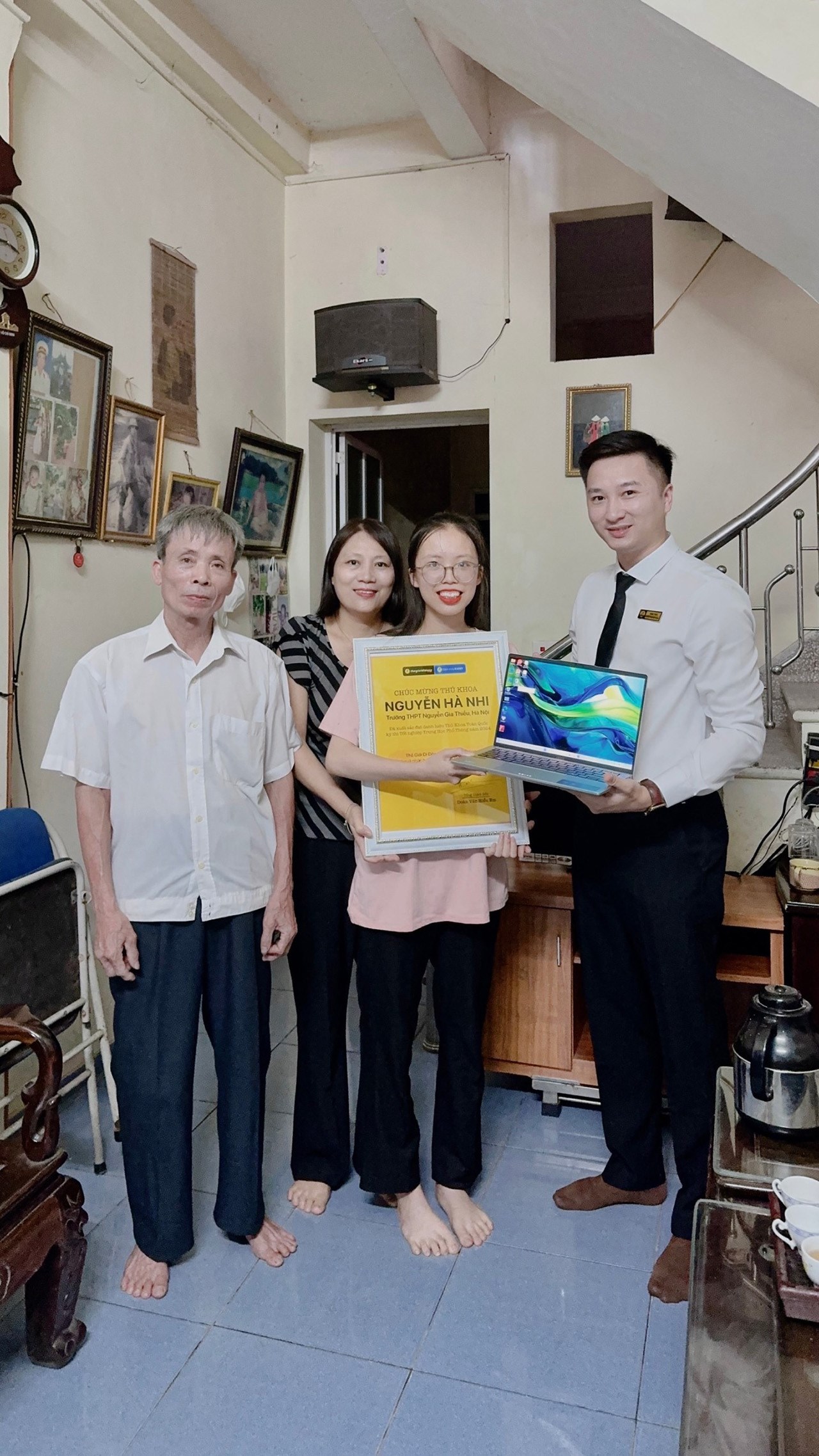 Hai bạn thủ khoa đều nhận được những chiếc laptop vô cùng đặc biệt Hai bạn thủ khoa đều nhận được những chiếc laptop vô cùng đặc biệt