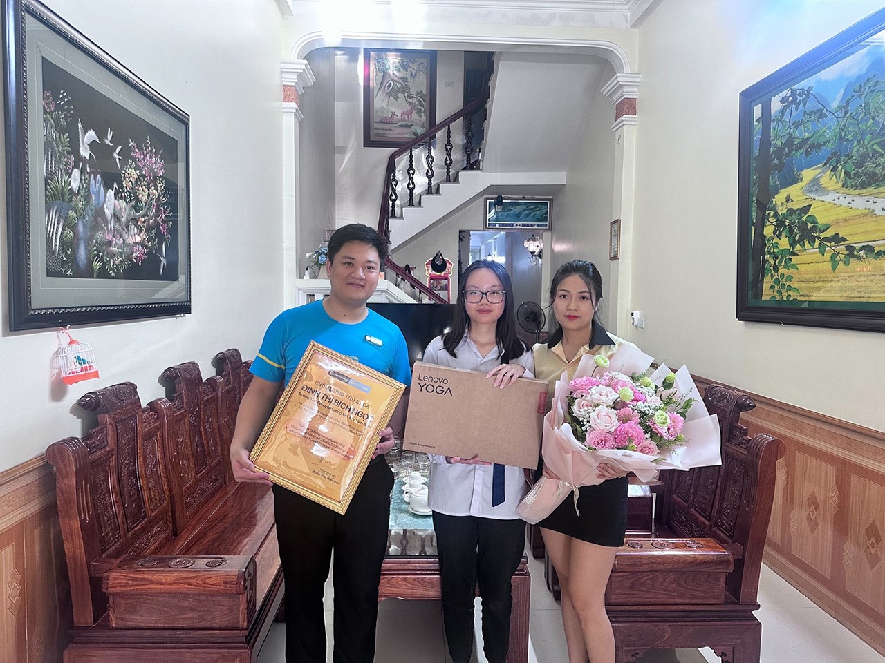 Hai bạn thủ khoa đều nhận được những chiếc laptop vô cùng đặc biệt Hai bạn thủ khoa đều nhận được những chiếc laptop vô cùng đặc biệt