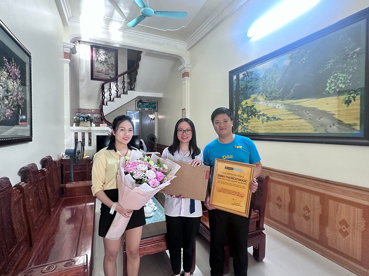 Thủ Khoa Đinh Thị Bích Ngọc Nhận Những Phần Được Thế Giới Di Động Trao Tặng Thủ Khoa Đinh Thị Bích Ngọc Nhận Những Phần Được Thế Giới Di Động Trao Tặng