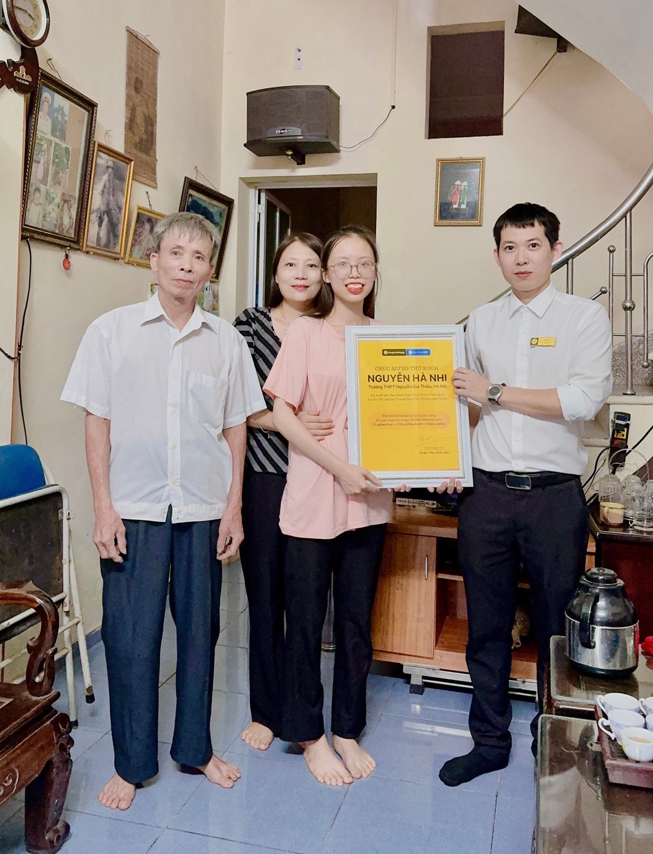 Thủ Khoa Nguyễn Hà Nhi Nhận Những Phần Quà Được Thế Giới Di Động Trao Tặng Thủ Khoa Nguyễn Hà Nhi Nhận Những Phần Quà Được Thế Giới Di Động Trao Tặng