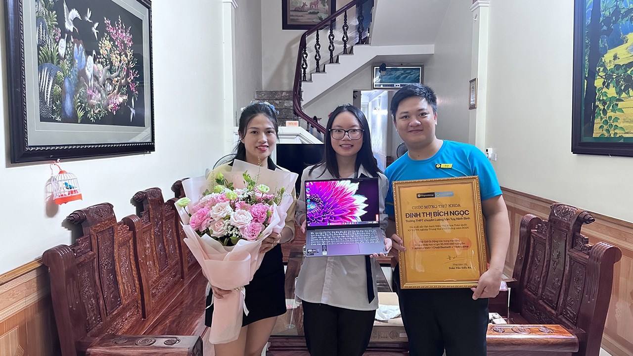 Thế Giới Di Động trao tặng laptop cho tân thủ khoa kỳ thi THPT 2024