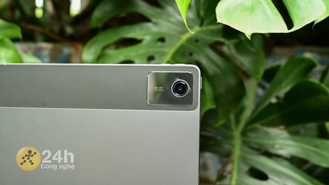 Cụm camera của Lenovo Tab được đóng trong khung hình chữ nhật.