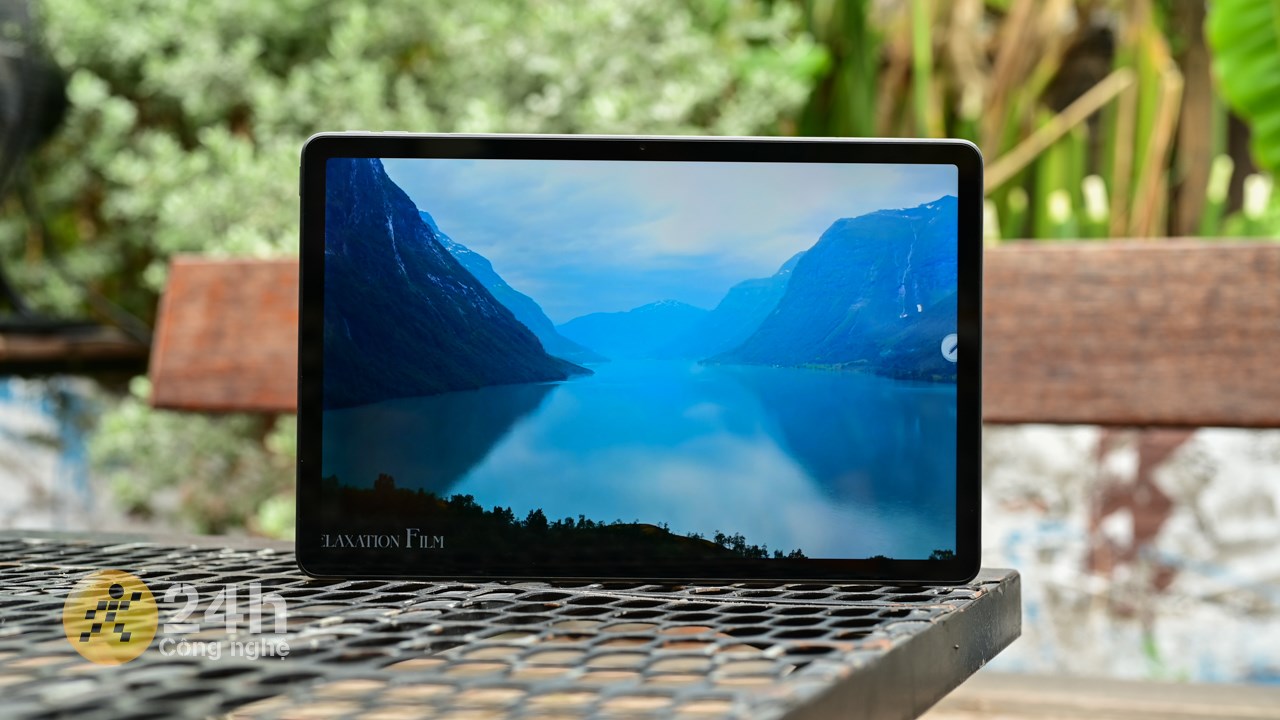 Màn hình Lenovo Tab M11 tuy có viền hơi dày nhưng chất lượng hiển thị vẫn rất tốt.