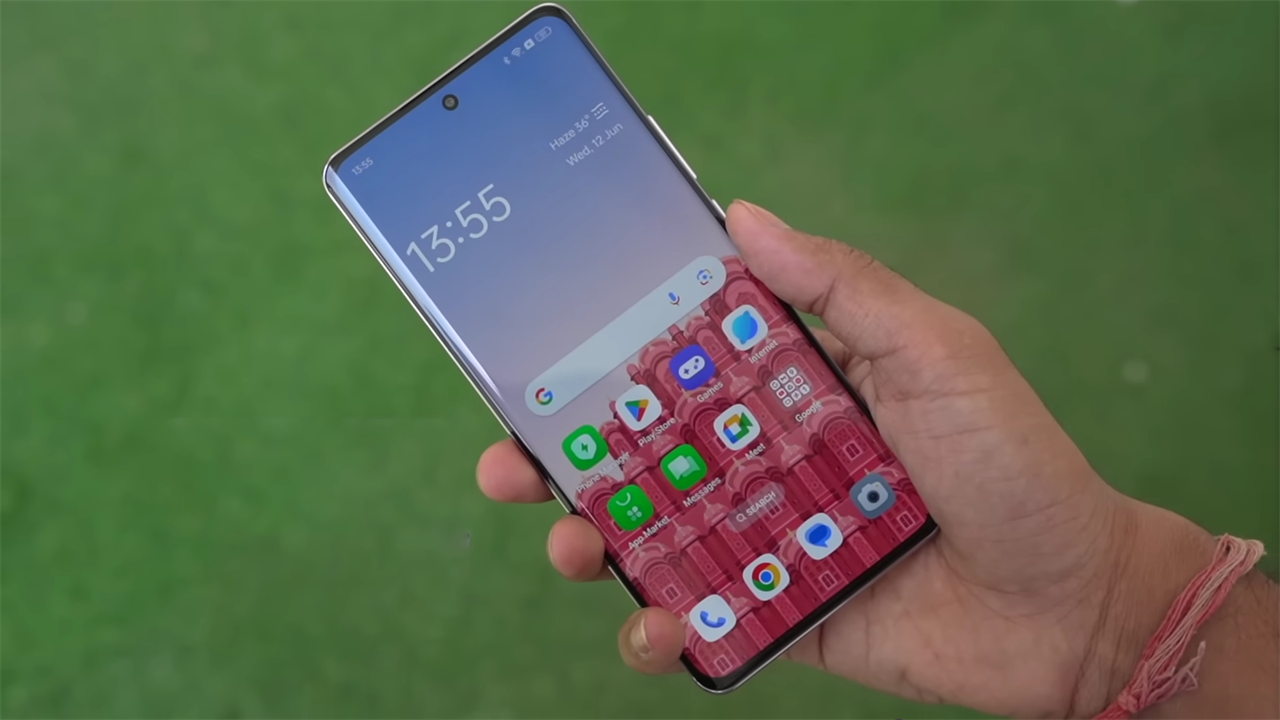 OPPO F27 Pro+ 5G được trang bị màn hình cong cùng chất lượng hiển thị tốt. Nguồn: TECHOOB.