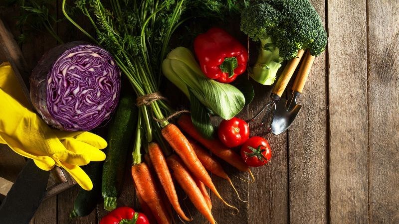 Rau xanh và hoa quả là thực phẩm giúp giảm kích thước u xơ tử cung