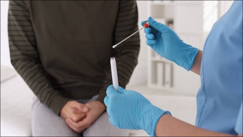 Lấy mẫu xét nghiệm giúp tìm ra tác nhân gây nhiễm trùng da