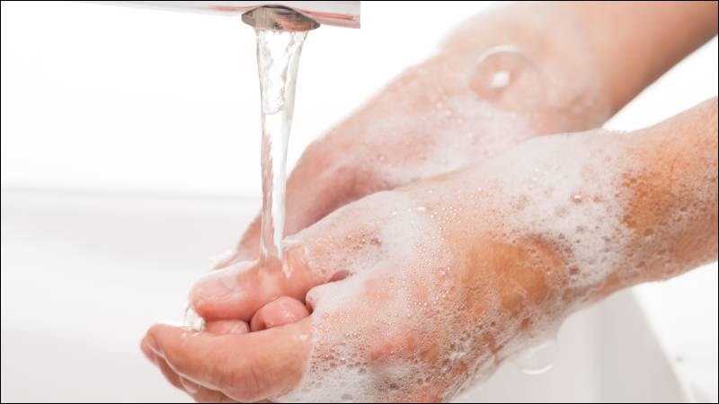 Rửa tay bằng xà phòng trong ít nhất 20 giây giúp phòng ngừa nhiễm trùng da