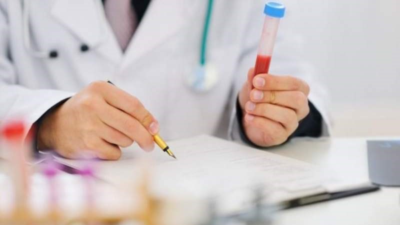 Để chẩn đoán ngộ độc CO, bác sĩ thực hiện xét nghiệm máu để định lượng nồng độ HbCO