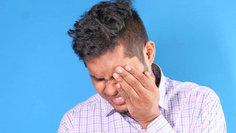 Chấn thương mắt có thể do tai nạn, hóa chất hoặc vật lạ bay vào mắt