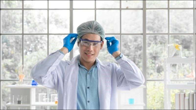 Đeo kính bảo hộ là cách hữu hiệu để tránh chấn thương mắt