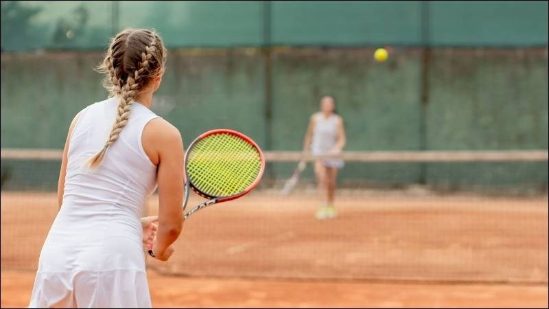 Chấn thương mắt có thể xảy ra khi chơi môn thể thao như tennis