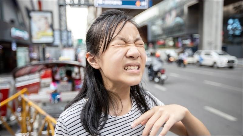 Chấn thương mắt có thể gây bỏng mắt sau tiếp xúc với hóa chất