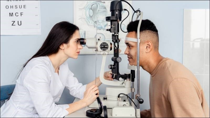 Bác sĩ sẽ sử dụng dụng cụ đặc biệt để nhìn vào bên trong mắt