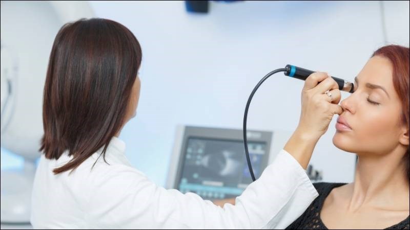 Siêu âm mắt giúp bác sĩ khảo sát các tổn thương bên trong mắt