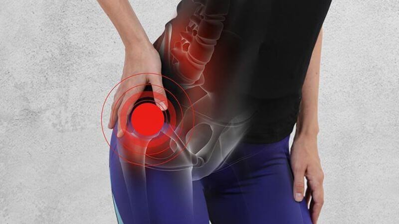 Đau vùng xương đùi là triệu chứng thường gặp của tình trạng gãy xương đùi