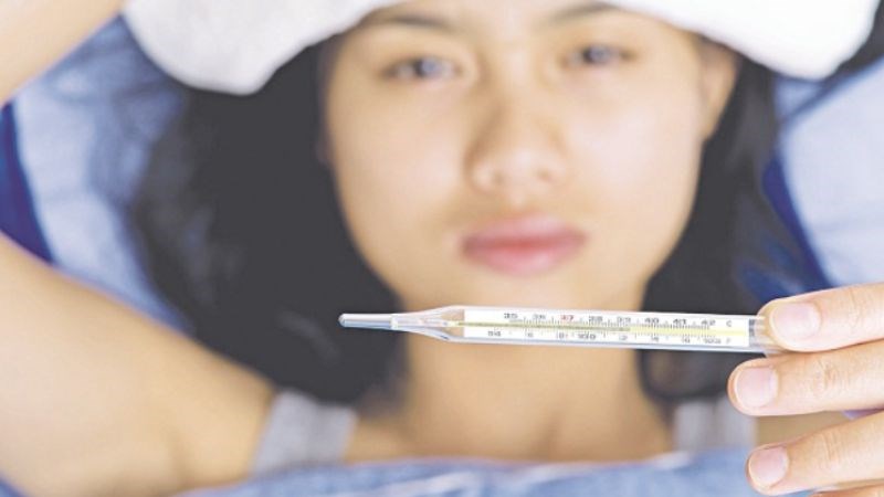 Khi xuất hiện sốt kéo dài, người bệnh nên đến các cơ sở y tế để được thăm khám
