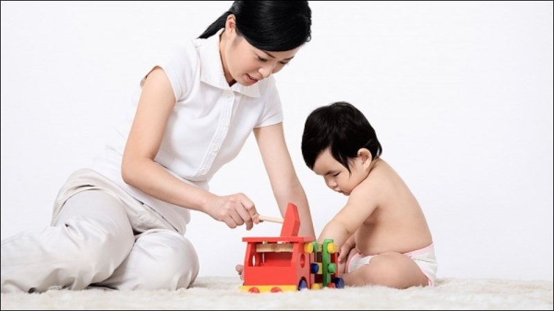 Quan sát và ngăn các hành động cố gắng đưa vật vào các lỗ trên cơ thể của trẻ Quan sát và ngăn các hành động cố gắng đưa vật vào các lỗ trên cơ thể của trẻ