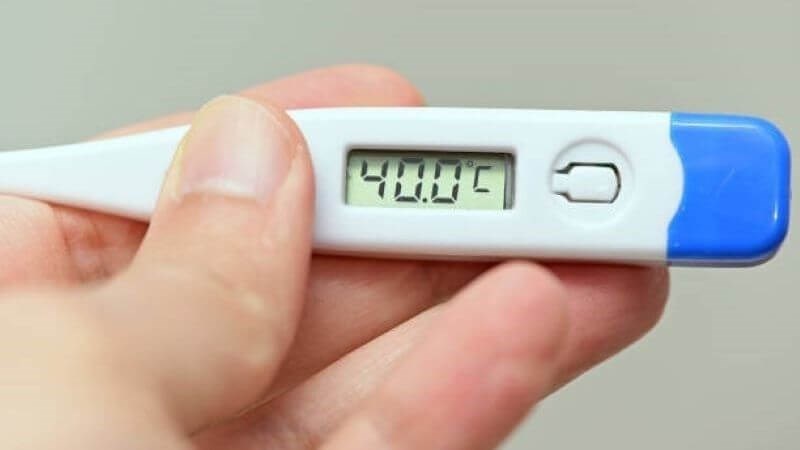 Khi xuất hiện sốt cao, người bệnh nên đến ngay các cơ sở y tế để được xử lý Khi xuất hiện sốt cao, người bệnh nên đến ngay các cơ sở y tế để được xử lý