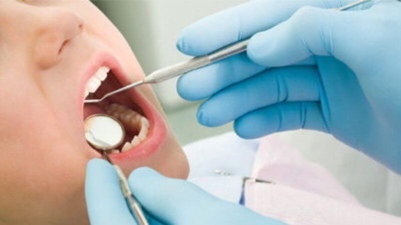 Bác sĩ có thể dựa vào thăm khám lâm sàng để chẩn đoán có răng thừa hay không