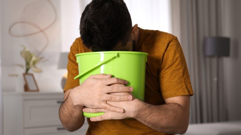 Khi xuất hiện nôn, người bệnh nên đến các cơ sở y tế để được thăm khám