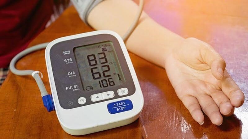 Khi huyết áp thấp hơn bình thường, người bệnh nên đến các cơ sở y tế để được thăm khám