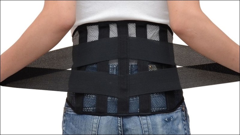 Sử dụng đai chống đau lưng giúp phòng ngừa thoát vị đĩa đệm nội xốp