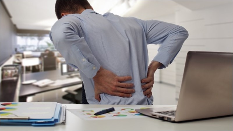 Bạn nên đến gặp bác sĩ nếu đau nhói ở lưng tăng khi cúi gập người